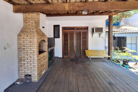 Casa à venda com 250m², 3 quartos e 2 vagas Casa à venda com 250m², 3 quartos e 2 vagasQuintal