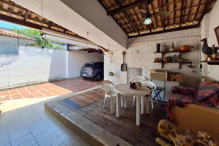 Casa à venda com 250m², 3 quartos e 2 vagas Casa à venda com 250m², 3 quartos e 2 vagasÁrea de Serviço