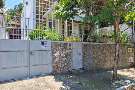 Casa à venda com 250m², 3 quartos e 2 vagas Casa à venda com 250m², 3 quartos e 2 vagasFachada