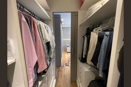 Casa de condomínio à venda com 136m², 2 quartos e 2 vagas Casa de condomínio à venda com 136m², 2 quartos e 2 vagasCloset do quarto 2