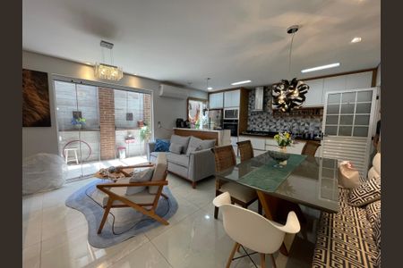 Casa de condomínio à venda com 136m², 2 quartos e 2 vagas Casa de condomínio à venda com 136m², 2 quartos e 2 vagasSala