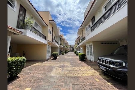 Casa de condomínio à venda com 136m², 2 quartos e 2 vagas Casa de condomínio à venda com 136m², 2 quartos e 2 vagasFachada