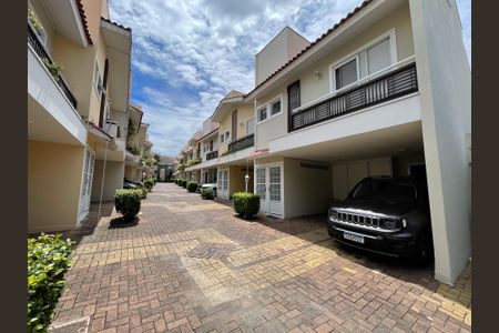 Casa de condomínio à venda com 136m², 2 quartos e 2 vagas Casa de condomínio à venda com 136m², 2 quartos e 2 vagasFachada