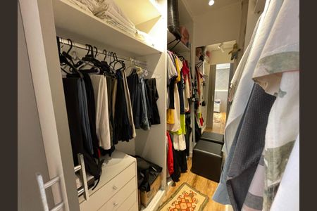 Casa de condomínio à venda com 136m², 2 quartos e 2 vagas Casa de condomínio à venda com 136m², 2 quartos e 2 vagasCloset do quarto 2