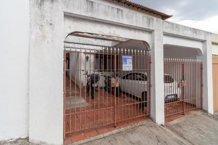Casa à venda com 355m², 3 quartos e 2 vagasFachada
