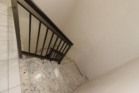 Casa à venda com 80m², 3 quartos e 1 vagaEscada para o segundo piso