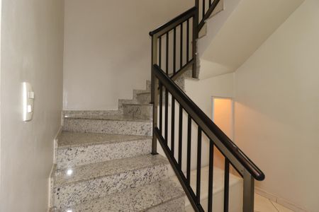 Casa à venda com 80m², 3 quartos e 1 vagaEscada para o segundo piso