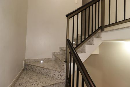 Casa à venda com 80m², 3 quartos e 1 vagaEscada para o segundo piso