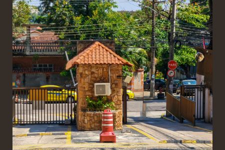 Apartamento para alugar com 75m², 3 quartos e 1 vaga  Portaria