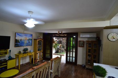 Casa de condomínio à venda com 250m², 3 quartos e 2 vagasSala