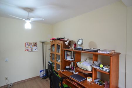 Casa de condomínio à venda com 250m², 3 quartos e 2 vagasEscritório