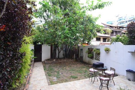 Casa de condomínio à venda com 250m², 3 quartos e 2 vagasJardim/Quintal