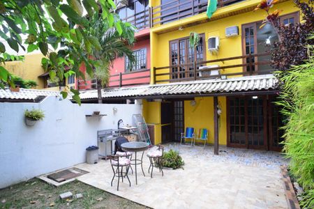 Casa de condomínio à venda com 250m², 3 quartos e 2 vagasVaranda