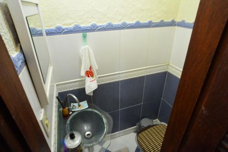 Casa de condomínio à venda com 250m², 3 quartos e 2 vagasLavabo