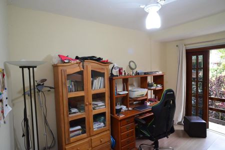 Casa de condomínio à venda com 250m², 3 quartos e 2 vagasEscritório