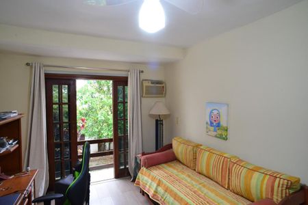 Casa de condomínio à venda com 250m², 3 quartos e 2 vagasEscritório