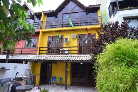 Casa de condomínio à venda com 250m², 3 quartos e 2 vagasFachada