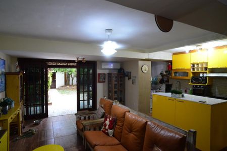 Casa de condomínio à venda com 250m², 3 quartos e 2 vagasSala