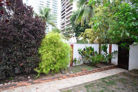 Casa de condomínio à venda com 250m², 3 quartos e 2 vagasJardim/Quintal