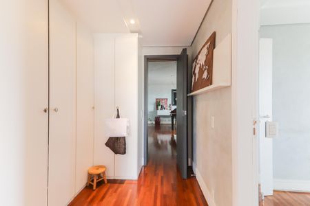 Apartamento para alugar com 233m², 3 quartos e 3 vagasCorredor Quartos