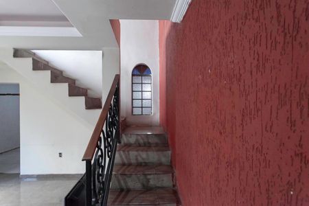 Casa para alugar com 300m², 5 quartos e 4 vagasEscada