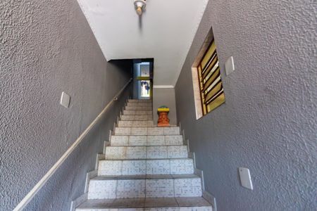 Casa para alugar com 220m², 4 quartos e 2 vagasEscada