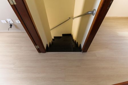 Casa de condomínio para alugar com 60m², 2 quartos e 1 vagaEscada