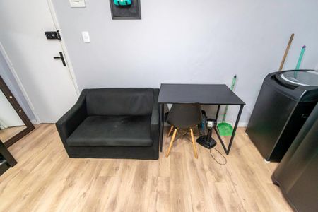 Kitnet - Sofá e Mesa de kitnet/studio para alugar com 1 quarto, 18m² em Olaria, Rio de Janeiro