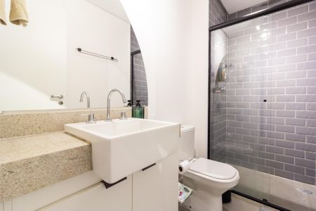 Banheiro de apartamento para alugar com 1 quarto, 34m² em Pinheiros, São Paulo