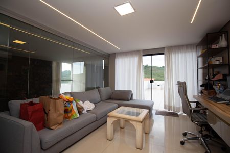 Casa de condomínio para alugar com 370m², 4 quartos e 6 vagasEscritório