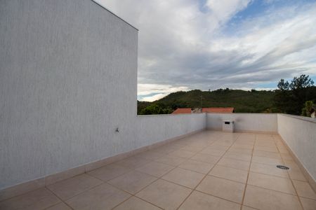 Casa de condomínio para alugar com 370m², 4 quartos e 6 vagasSacada