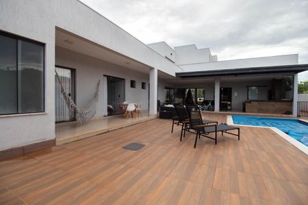 Casa de condomínio para alugar com 370m², 4 quartos e 6 vagasPiscina