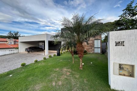 Casa de condomínio para alugar com 370m², 4 quartos e 6 vagasFachada