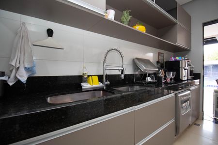 Casa de condomínio para alugar com 370m², 4 quartos e 6 vagasCozinha