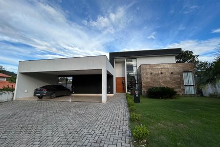 Casa de condomínio para alugar com 370m², 4 quartos e 6 vagasFachada