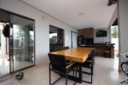 Casa de condomínio para alugar com 370m², 4 quartos e 6 vagasChurrasqueira