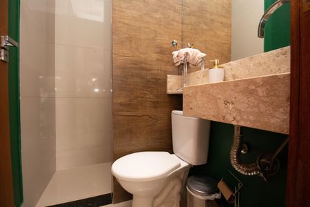 Casa de condomínio para alugar com 370m², 4 quartos e 6 vagasBanheiro Social