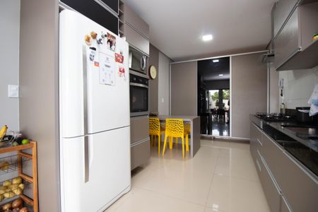 Casa de condomínio para alugar com 370m², 4 quartos e 6 vagasCozinha