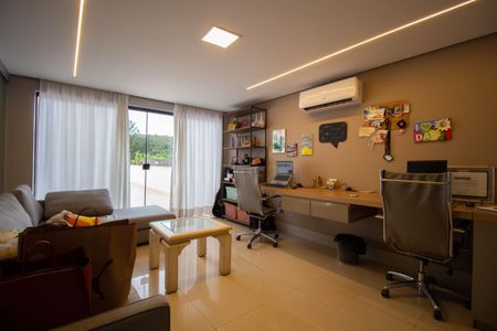 Casa de condomínio para alugar com 370m², 4 quartos e 6 vagasEscritório