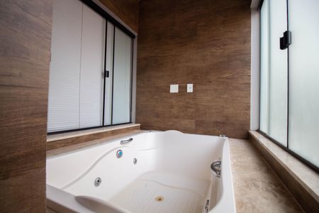 Casa de condomínio para alugar com 370m², 4 quartos e 6 vagasBanheiro da Suíte Master