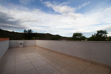 Casa de condomínio para alugar com 370m², 4 quartos e 6 vagasSacada