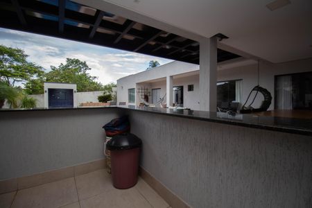 Casa de condomínio para alugar com 370m², 4 quartos e 6 vagasChurrasqueira