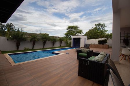 Casa de condomínio para alugar com 370m², 4 quartos e 6 vagasPiscina