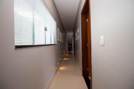 Casa de condomínio para alugar com 370m², 4 quartos e 6 vagasCorredor