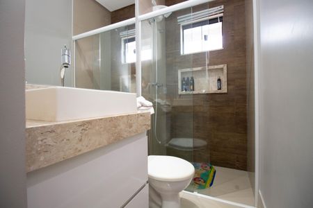 Casa de condomínio para alugar com 370m², 4 quartos e 6 vagasBanheiro da Suíte 1