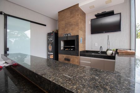 Casa de condomínio para alugar com 370m², 4 quartos e 6 vagasChurrasqueira