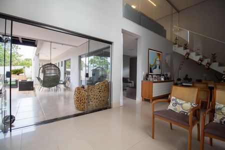 Casa de condomínio para alugar com 370m², 4 quartos e 6 vagasSala