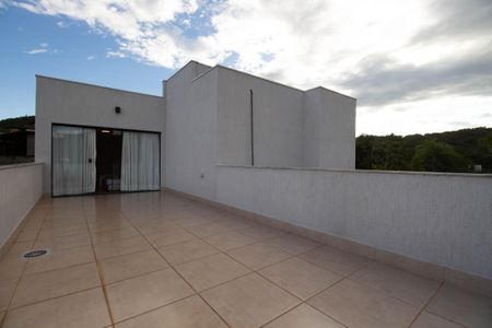 Casa de condomínio para alugar com 370m², 4 quartos e 6 vagasSacada