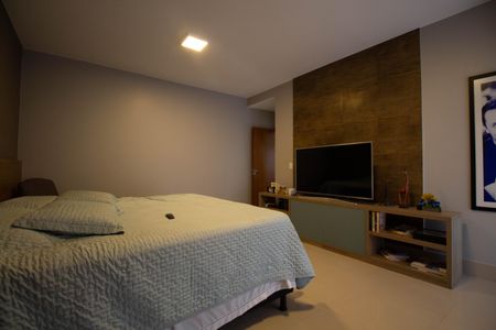 Casa de condomínio para alugar com 370m², 4 quartos e 6 vagasSuíte Master