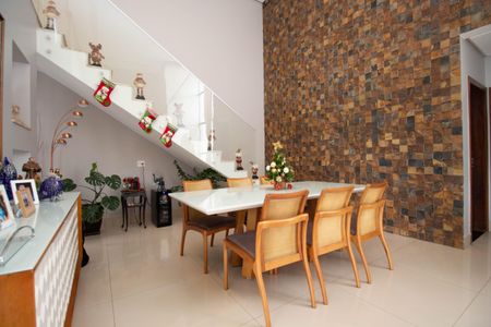 Casa de condomínio para alugar com 370m², 4 quartos e 6 vagasSala